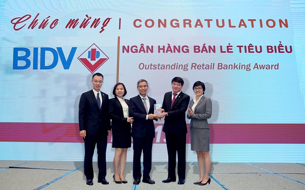 Tổng Thư ký Hiệp hội Ngân hàng Nguyễn Toàn Thắng trao Giải thưởng “Ngân hàng Bán lẻ tiêu biểu” cho đại diện BIDV, Phó Tổng Giám đốc Lê Trung Thành.