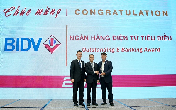 Tổng Thư ký Hiệp hội Ngân hàng Nguyễn Toàn Thắng trao Giải thưởng “Ngân hàng Điện tử tiêu biểu 2019” cho đại diện Ban Phát triển Ngân hàng Bán lẻ và Trung tâm Ngân hàng số BIDV.