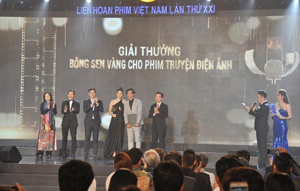 Đạo diễn Lê Nhật Quang cùng ekip phim 