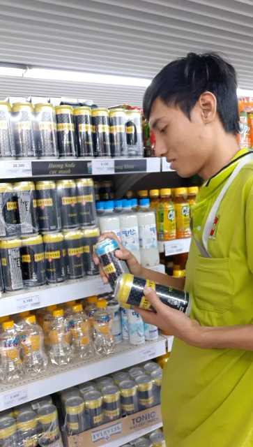 Nhân viên siêu thị BigC Thảo Điền (quận 2) đang thu gom nhiều sản phẩm lỗi