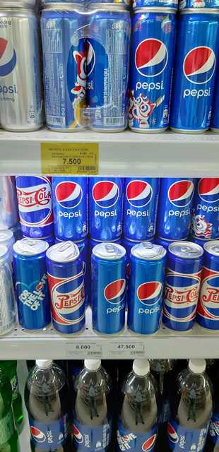 Hàng loạt sản phẩm nước giải khát có ga bị phồng nắp, móp méo, rò rỉ nước được bày bán trên quầy kệ tại siêu thị BigC Thảo Điền