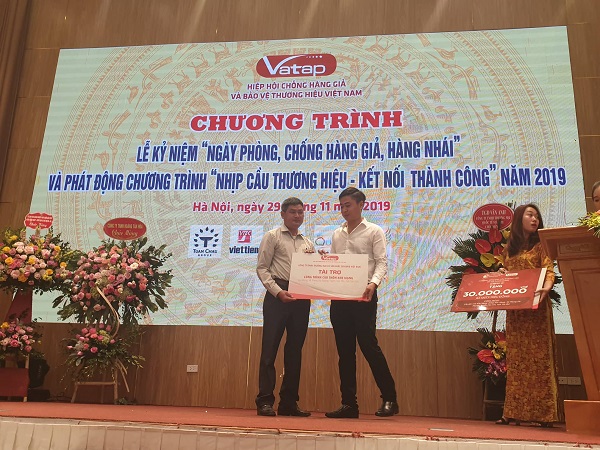 Đại diện công ty TNHH Thương mại và Sản xuất Sensuko Việt Nam trao tài trợ