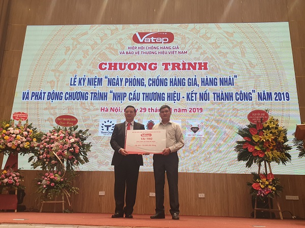 Ông Nguyễn Đăng Sinh - PCT Hiệp hội Chống hàng giả và Bảo vệ thương hiệu Việt Nam trao biểu trưng tài trợ cho đại diện chính quyền xã Phong Du Thượng