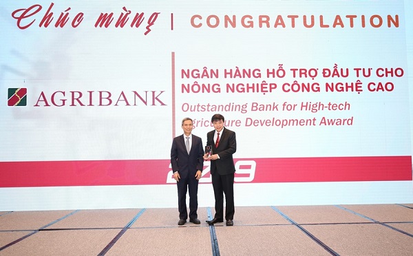 Đại diện Agribank nhận giải thưởng Ngân hàng hỗ trợ đầu tư cho nông nghiệp công nghệ cao