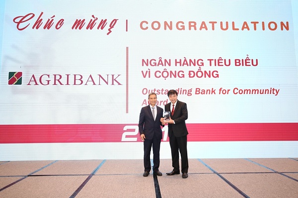 Đại diện Agribank nhận giải thưởng Ngân hàng tiêu biểu vì cộng đồng