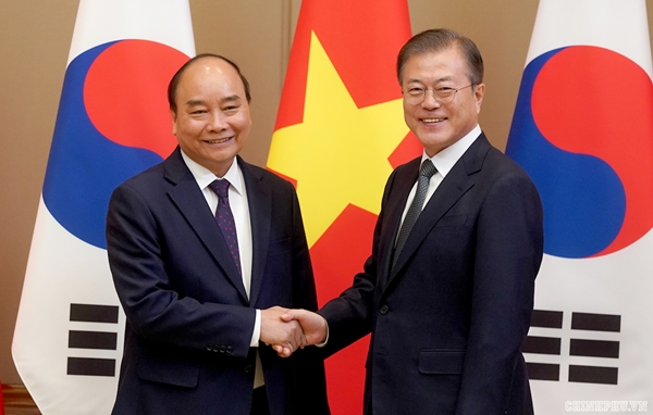 Thủ tướng Nguyễn Xuân Phúc và Tổng thống Hàn Quốc Moon Jae-in (Ảnh: VGP/Quang Hiếu)