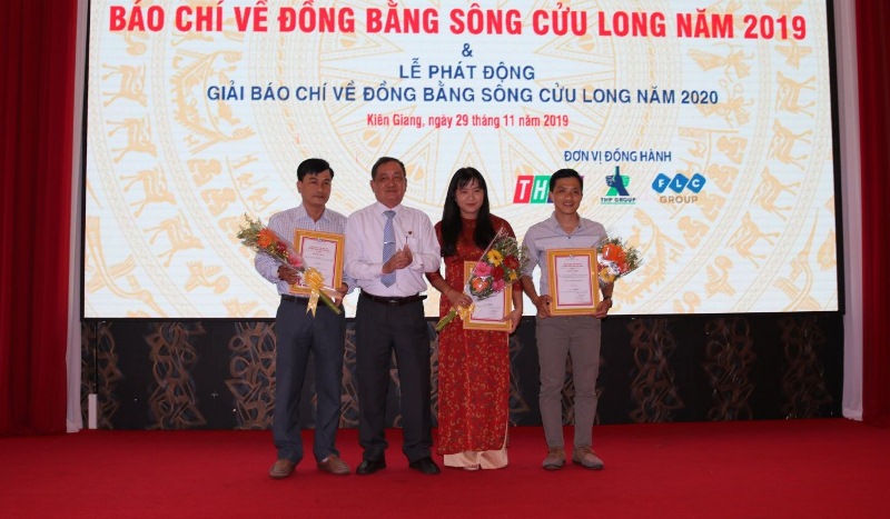 Nhà báo Nguyễn Bé - Phó Chủ tịch Hội Nhà báo Việt Nam, Trưởng Ban chỉ đạo Giải trao giải cho tác giả đoạt giải Nhất.