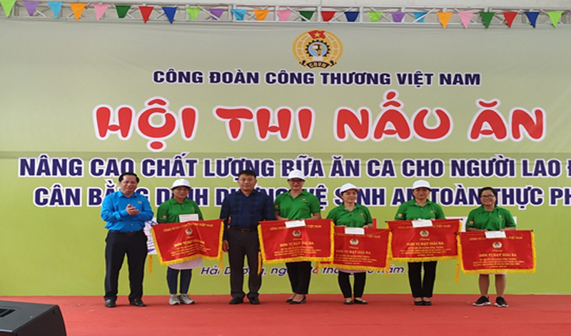 Đội tuyển thi nấu ăn Nhà máy Cán thép Thái Nguyên đã đạt giải Ba.