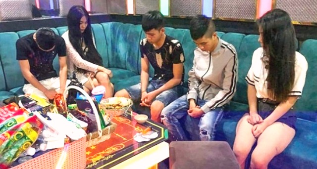 Quảng Nam: Đột kích quán karaoke LASVEGAS, phát hiện 22 nam nữ thanh niên hát vừa dùng ma túy