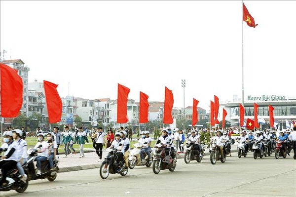 Đoàn xe diễu hành tuyên truyền hưởng ứng Ngày Thế giới phòng chống AIDS qua các tuyến đường tại thành phố Bắc Giang.