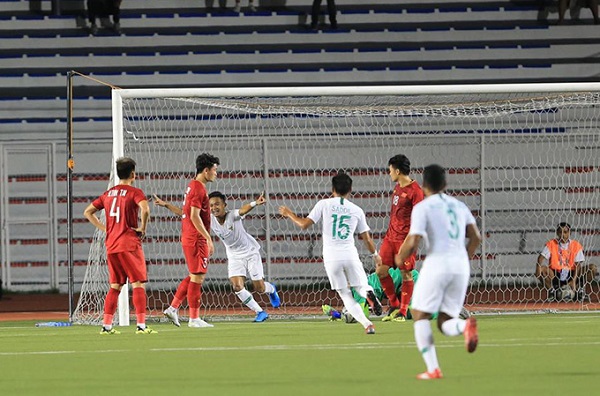 Thủ môn Bùi Tiến Dũng mắc sai lầm dẫn đến bàn thua của U22 Việt Nam