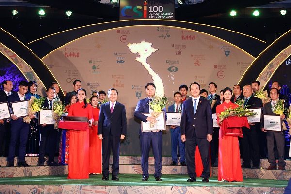 Đại diện Công ty Yến sào Khánh Hoà nhận chứng nhận Top 100 Doanh nghiệp phát triển bề vững 2019