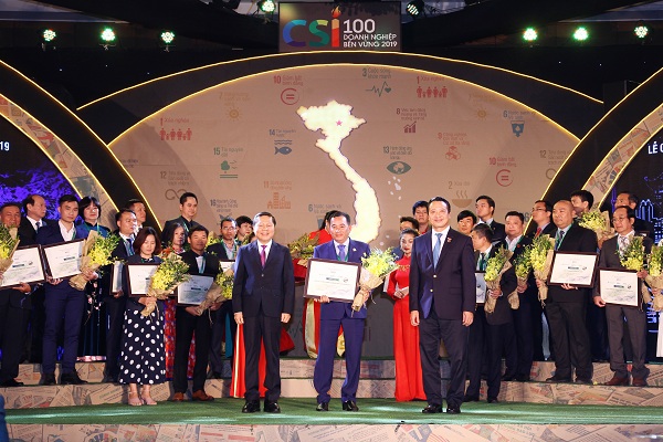 Đại diện Lãnh đạo Công ty CP NGK Yến sào Khánh Hoà vinh dự nhận chứng nhận