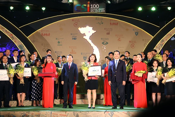 Đại diện Lãnh đạo Công ty CP NGK Sanest Khánh Hoà vinh dự nhận chứng nhận