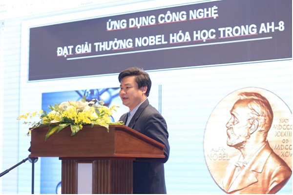 PGS.TS Lê Đình Tùng - giới thiệu khả năng chống nhăn của AH8 tại hội thảo