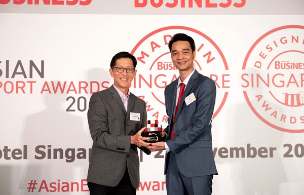Ông Võ Trung Hiếu - Giám đốc Kinh doanh Quốc tế của Vinamilk đại diện nhận giải thưởng từ Ban tổ chức