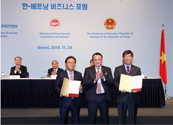 Thủ tướng Chính phủ Nguyễn Xuân Phúc (ngồi thứ 2 từ trái sang) và đại diện Chính phủ Hàn Quốc chứng kiến Lễ ký kết hợp tác liên doanh giữa Tân Hoàng Minh và các đối tác.