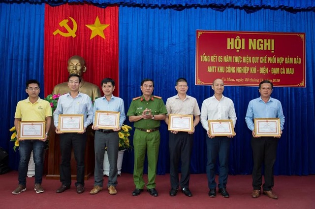 Công an tỉnh Cà Mau và Tổng Công ty Khí Việt Nam khen thưởng các đơn vị, cá nhân hoàn thành xuất sắc công tác phối hợp