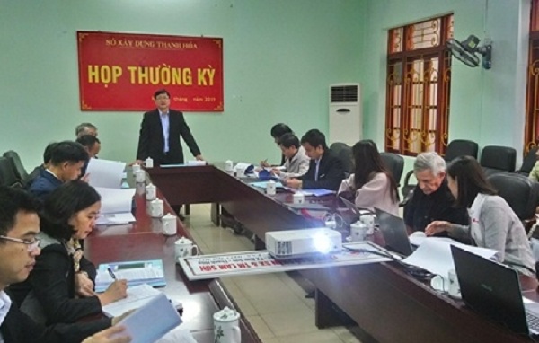 Ông Mai Xuân Liêm, Tỉnh ủy viên, Phó Chủ tịch UBND tỉnh Thanh Hóa phát biểu tại hội nghị