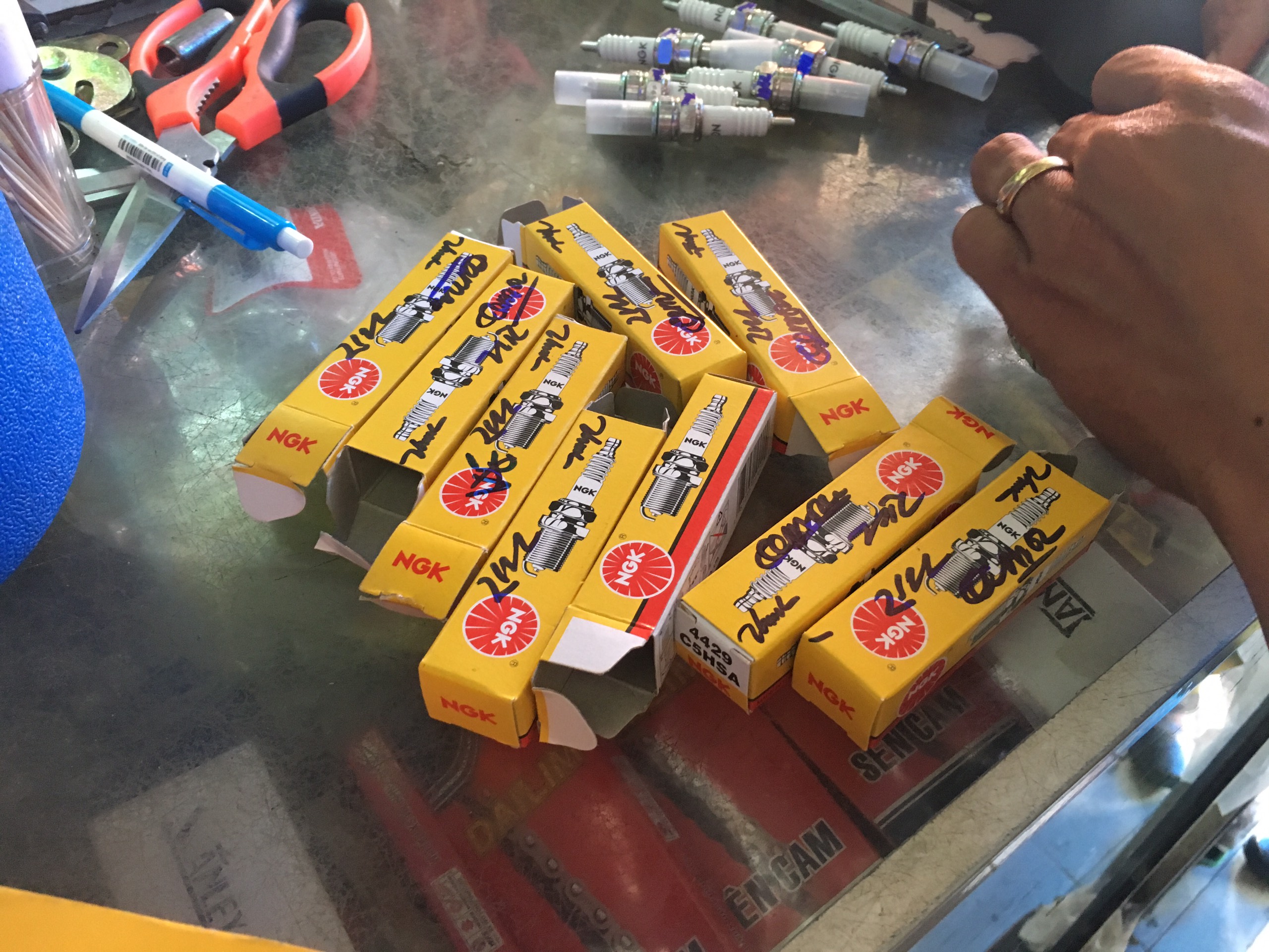 Tiêu hủy 51 bugi nhái, giả nhãn hiệu NGK, xử phạt 24 triệu đồng