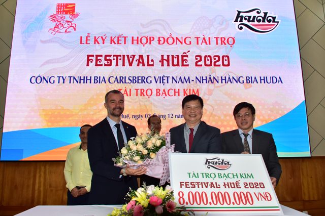 Phó chủ tịch UBND tỉnh- Nguyễn Dung tặng hoa chúc mừng ông Nathaniel Moxom- TGĐ Công ty bia Carlsberg Việt Nam