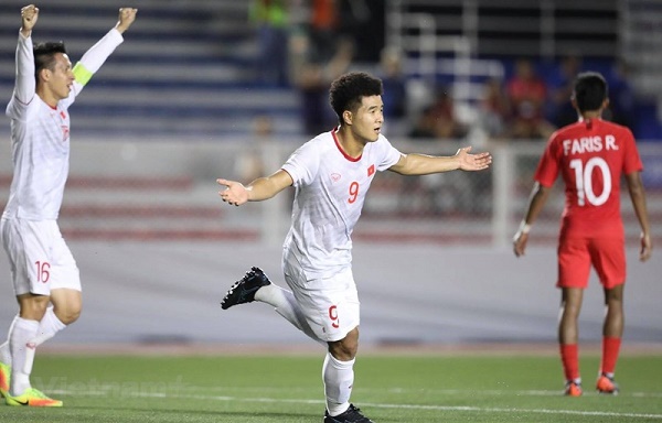 Hà Đức Chinh đánh đầu ghi bàn duy nhất ở phút 85 dành chiến thắng 1-0 trước U22 Singapore