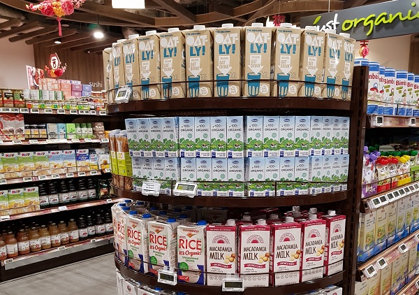 Sữa tươi Organic của Vinamilk đang bán tại khu vực dành cho thực phẩm organic của siêu thị FairPrice của Singapore