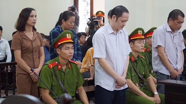 Các bị cáo nghe tòa tuyên án trong phiên toà xét xử vụ gian lận thi cư tại Hà Giang ngày 25/10