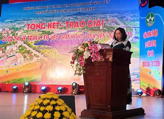 Bà Nguyễn Thị Kim Chung, Trưởng phòng GD&ĐT TP. Vĩnh Yên phát biểu tại buổi lễ