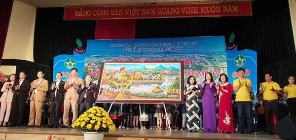 Đại diện Phòng GD&ĐT trao tặng bức tranh do 120 giáo viên, học sinh vẽ tới UBND TP Vĩnh Yên