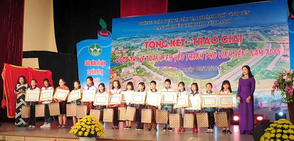 Lãnh đạo Phòng GD&ĐT Vĩnh Yên trao giải cho thí sinh