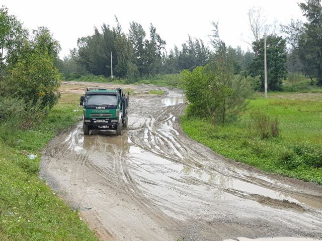 Quảng Nam: Cận cảnh con đường dân sinh “tan hoang” dưới chân cầu Cửa Đại