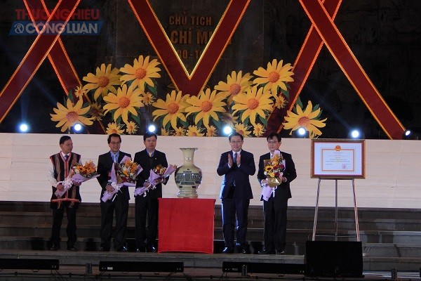 Phó Thủ tướng Vương ĐÌnh Huệ trao chứng nhận hoàn thành nhiệm vụ xây dựng nông thôn mới cho Đảng bộ và nhân dân thành phố Pleiku