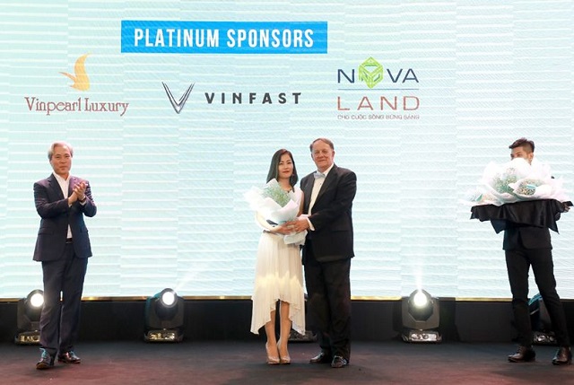 Đại diện Tập đoàn Novaland nhận hoa tri ân cho Nhà tài trợ Bạch Kim trong chương trình.