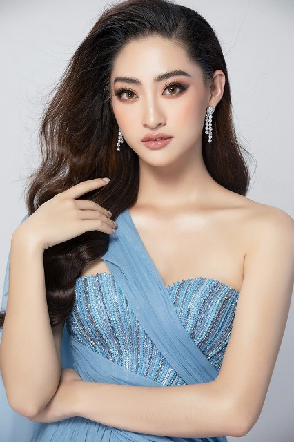 Hoa hậu Lương Thuỳ Linh: Mặc váy xẻ khoe chân dài “trứ danh” 1m22 ở phần thi Top Model