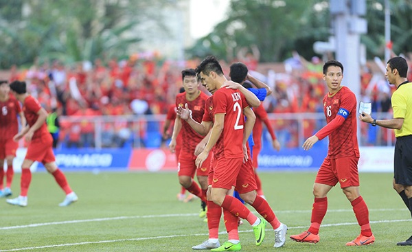 Tiền đạo Tiến Linh ghi bàn rút ngắn xuống 1-2 cho U22 Việt Nam ở trong hiệp 1