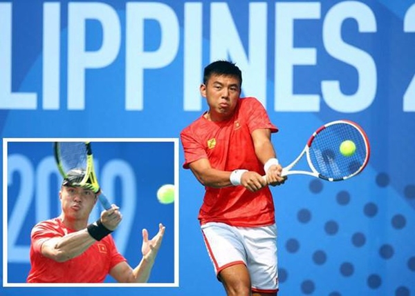Lý Hoàng Nam vượt qua đồng đội Daniel Nguyễn (ảnh nhỏ) để giành HCV SEA Games lịch sử cho quần vợt Việt Nam