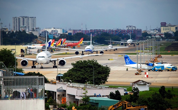 Cảng hàng không quốc tế Tân Sơn Nhất đang quá tải, máy bay phải xếp hàng chờ bay