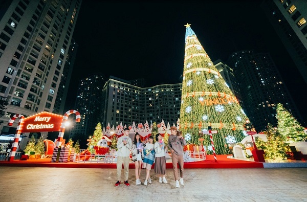 Vincom Mega Mall Royal City tái hiện hoạt cảnh Giáng sinh tại thị trấn Tuyết với điểm nhấn cây thông cao 30 m