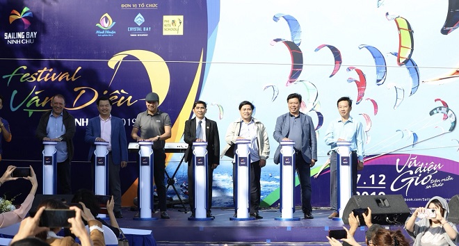 “Đại tiệc” lướt ván diều mãn nhãn diễn ra, biển Ninh Chữ sôi động hiếm thấy