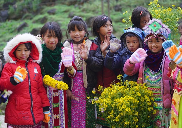 Những em bé vùng cao nở nụ cười hồn nhiên, vẫy chào “đoàn xe Quốc kỳ” suốt dọc đường gần 200 cây số từ thành phố Hà Giang lên đèo Mã Pì Lèng.
