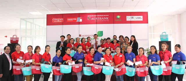 Agribank miền Trung: Tặng 1.000 giỏ xách đi chợ cho nữ công nhân
