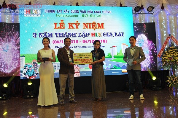 HLX Gia Lai trao quà ủng hộ cho Nhóm Cơm Từ thiện Pleiku