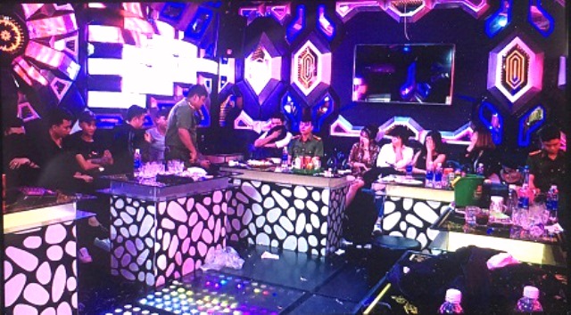 24 thanh ni&ecirc;n tổ chức