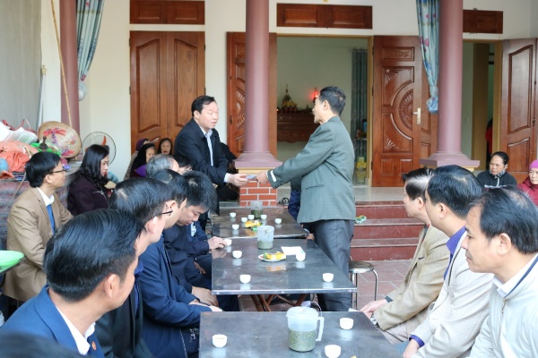 Ông Lê Xuân Thều – Phó Giám đốc Sở Lao động, TB&XH tỉnh Vĩnh Phúc trao số tiền hỗ trợ cho gia đình nạn nhân