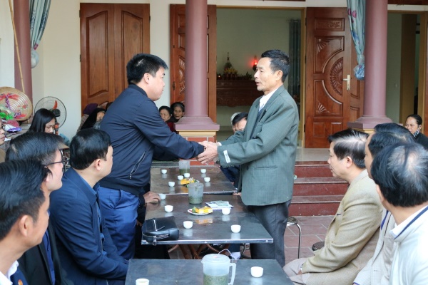 Ông Nguyễn Văn Hậu – Đại diện Công ty Cổ phần Tập đoàn Phúc Sơn trao số tiền hỗ trợ cho gia đình nạn nhân