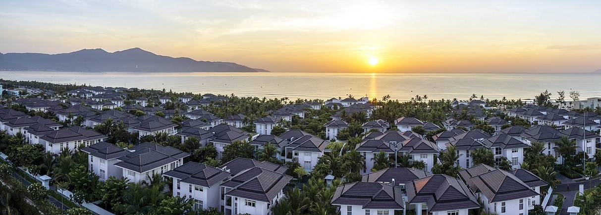 Tọa lạc ngay trung tâm thành phố Đà Nẵng, trải dài bên bãi biển đẹp nhất hành tinh, được thiết kế theo phong cách Hawaii cùng những tiện ích đẳng cấp và khác biệt, Premier Village Danang Resort managed by AccorHotels đã trở thành “Khu nghỉ dưỡng biệt thự dành cho gia đình hàng đầu thế giới” 2019.