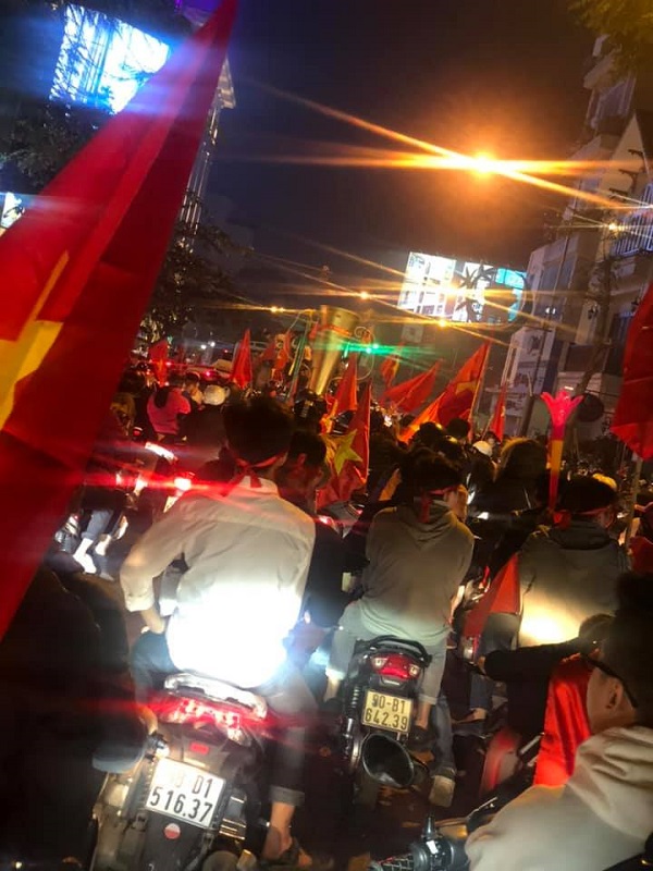 Hàng nghìn người hâm mộ đổ khắp ngả đường ăn mừng chiến thắng của tuyến bóng đá nam Sea Games đầu tiên của Việt Nam