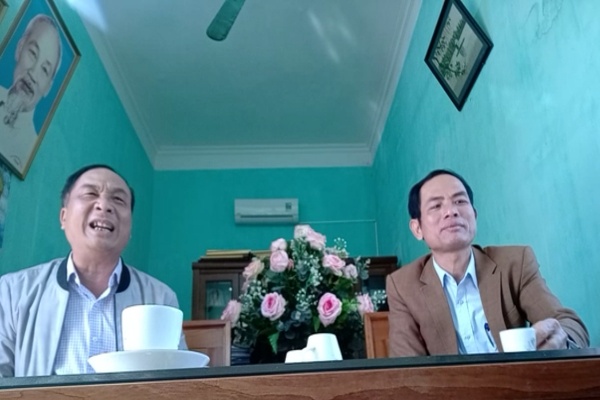 Ông Vũ Văn Liêm-Phó Bí thư, Chủ tịch HĐND xã (bên trái) và ông Nguyễn Văn Biển-chủ tịch UBND xã Hưng Lộc tại buổi làm việc với PV