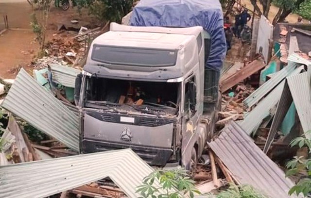 Xe đầu kéo tông sập nhà dân, vợ chồng chủ nhà nằm dưới gầm xe